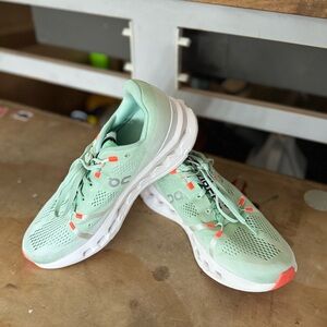 On Cloud Runnjng shoes cloud surfer